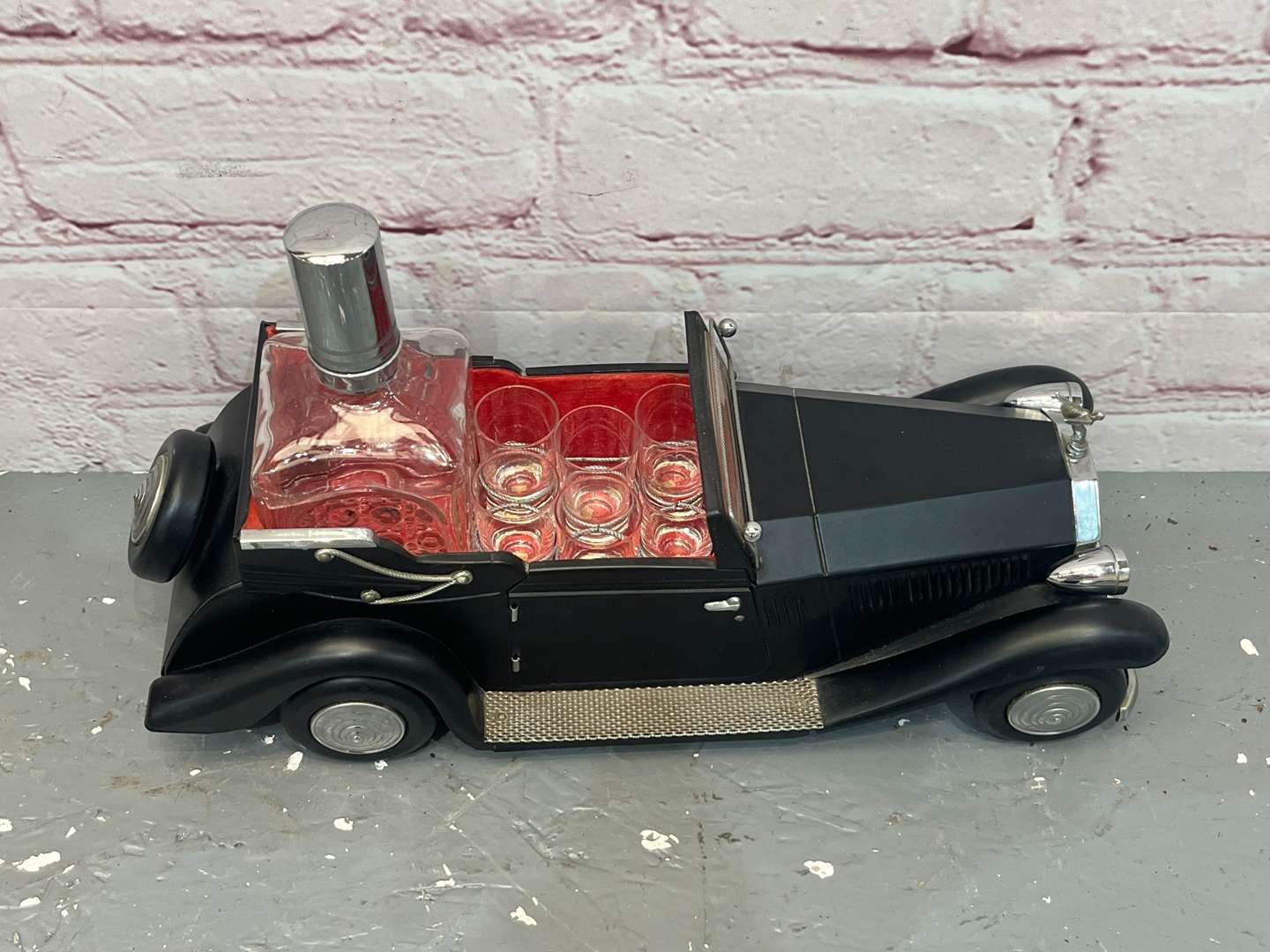 <p>Rolls Royce Phantom 1970's Decanter & 6 Glasses By Tilso</p>