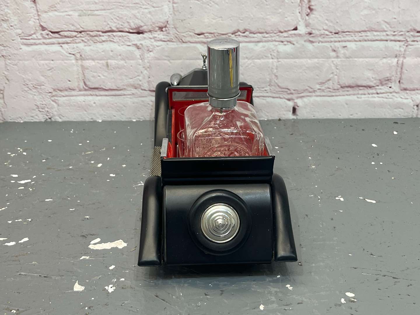 <p>Rolls Royce Phantom 1970's Decanter & 6 Glasses By Tilso</p>