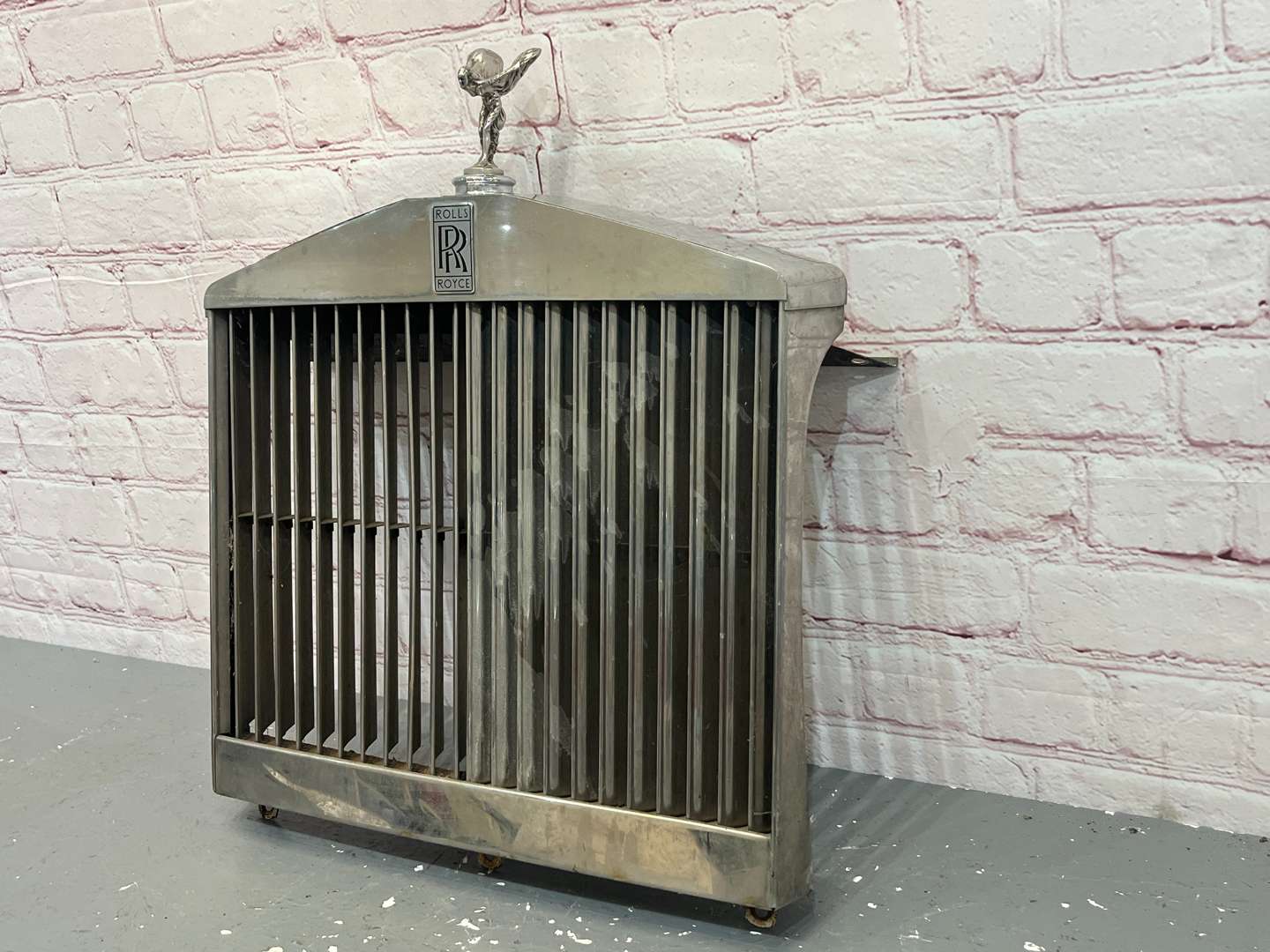 <p>Rolls Royce Silver Shadow Grille With Spirit of Ecstasy</p>