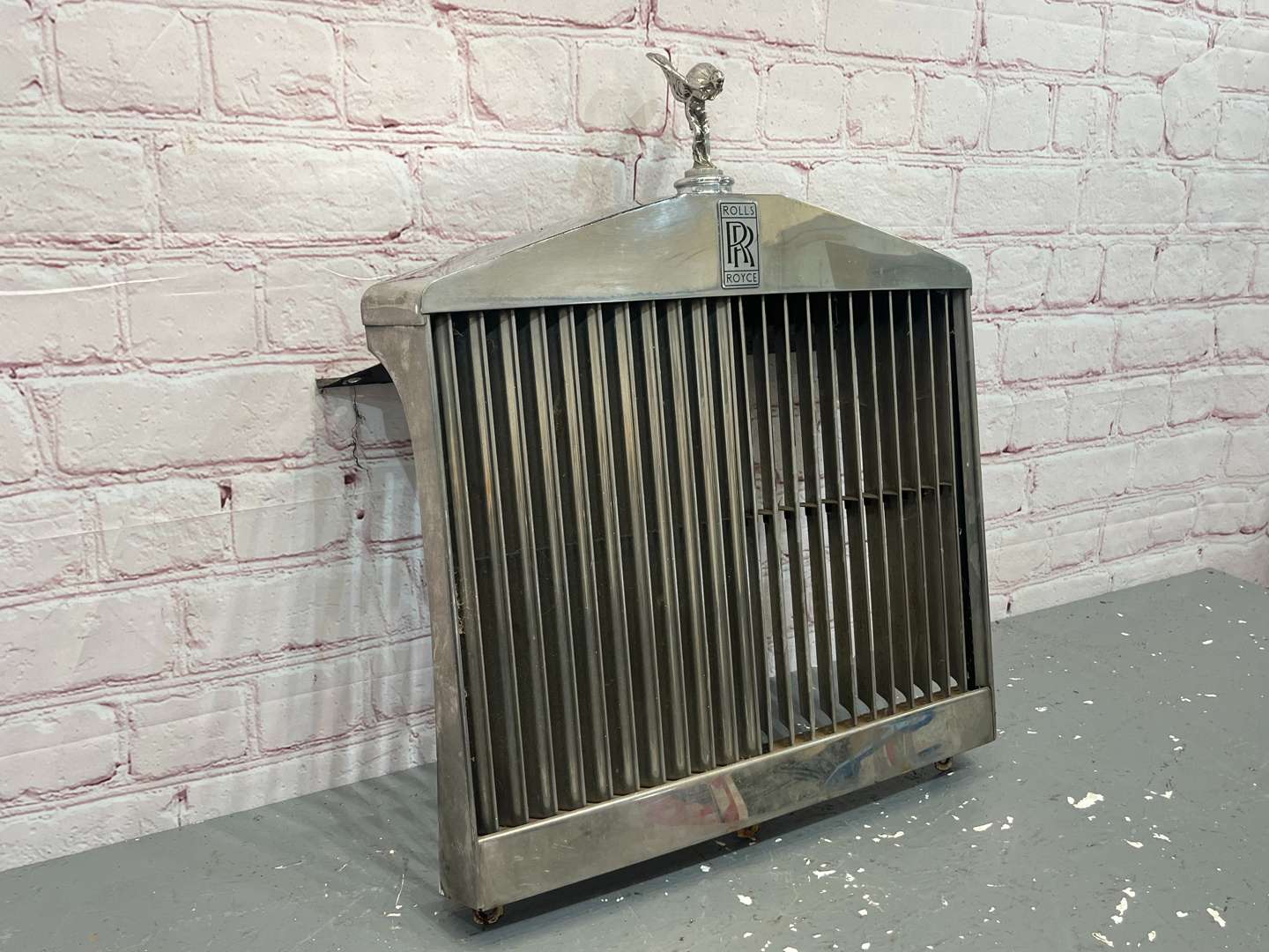 <p>Rolls Royce Silver Shadow Grille With Spirit of Ecstasy</p>