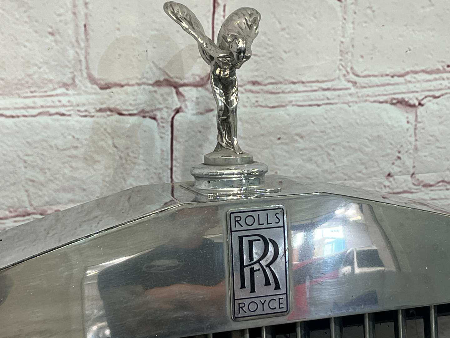 <p>Rolls Royce Silver Shadow Grille With Spirit of Ecstasy</p>