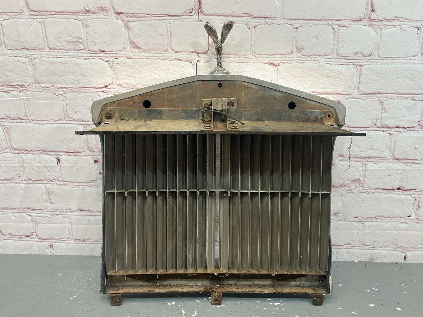 <p>Rolls Royce Silver Shadow Grille With Spirit of Ecstasy</p>