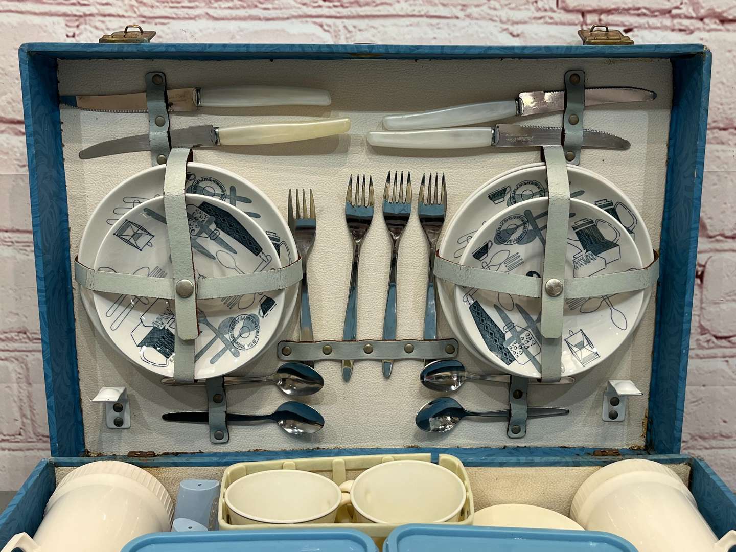 <p>Brexton Picnic Hamper&nbsp;</p>