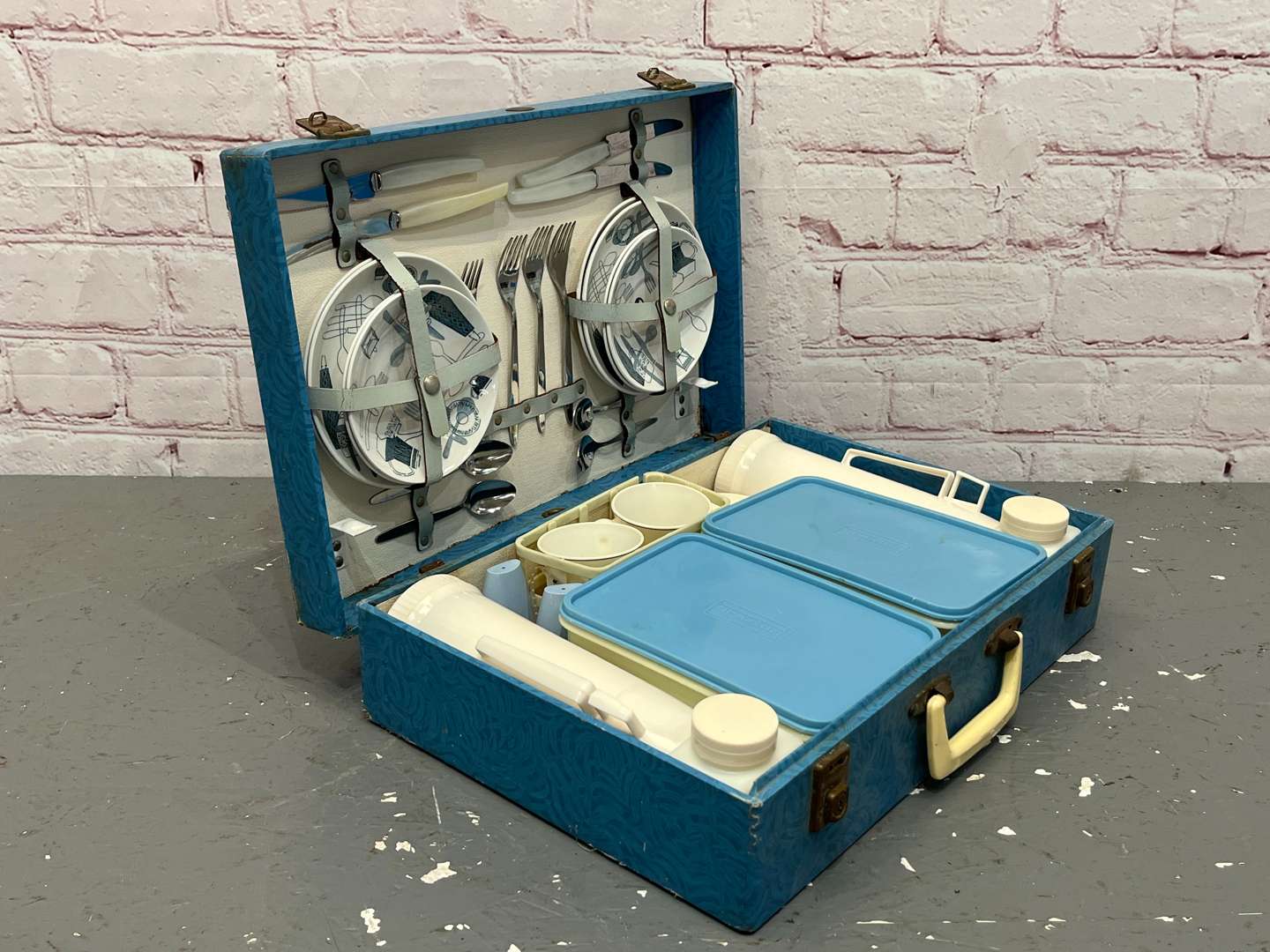 <p>Brexton Picnic Hamper&nbsp;</p>