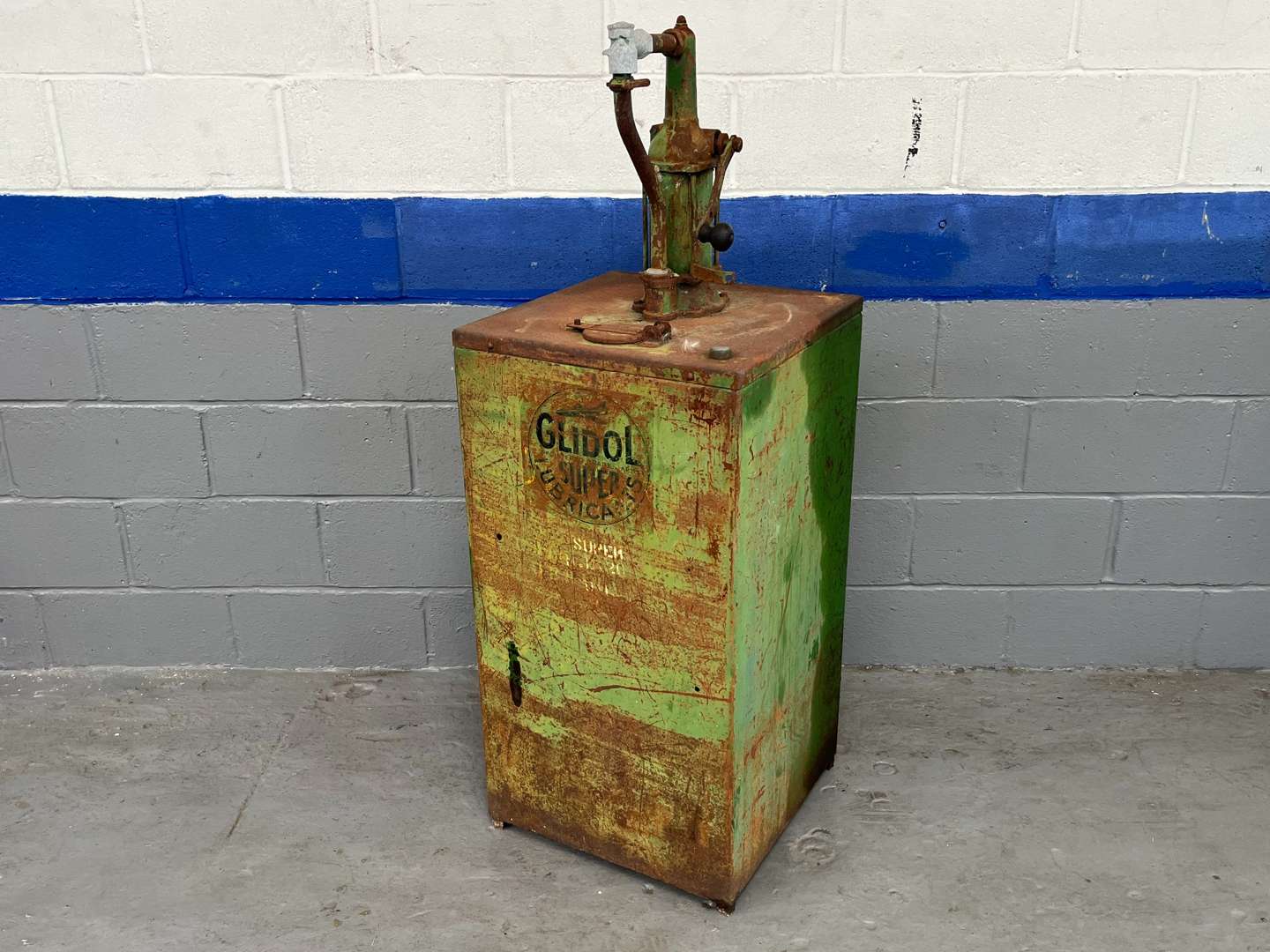 <p>Glidol Super Oil Dispenser&nbsp;</p>