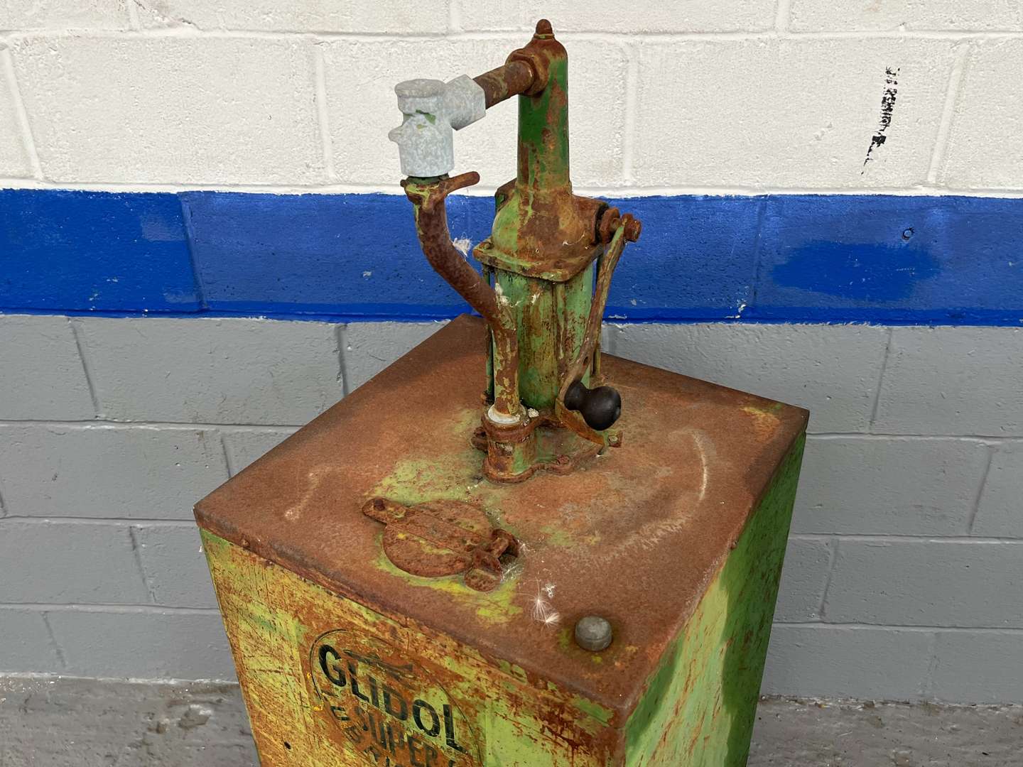 <p>Glidol Super Oil Dispenser&nbsp;</p>