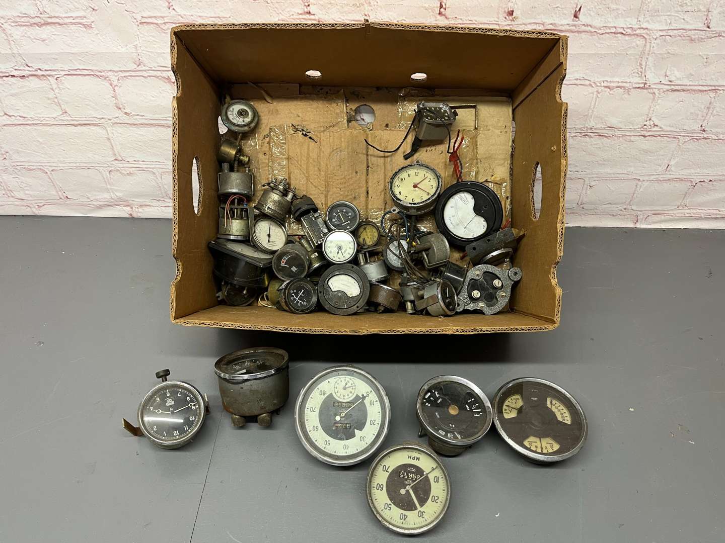 <p>Box of Assorted Classic Car Dials</p>