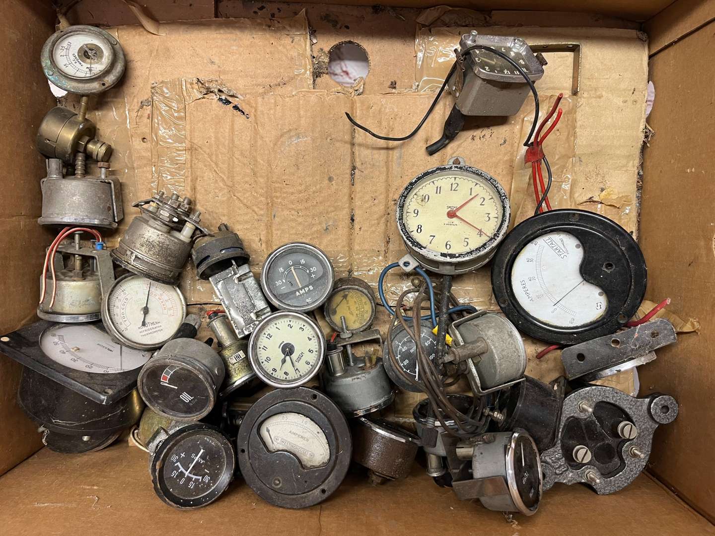 <p>Box of Assorted Classic Car Dials</p>