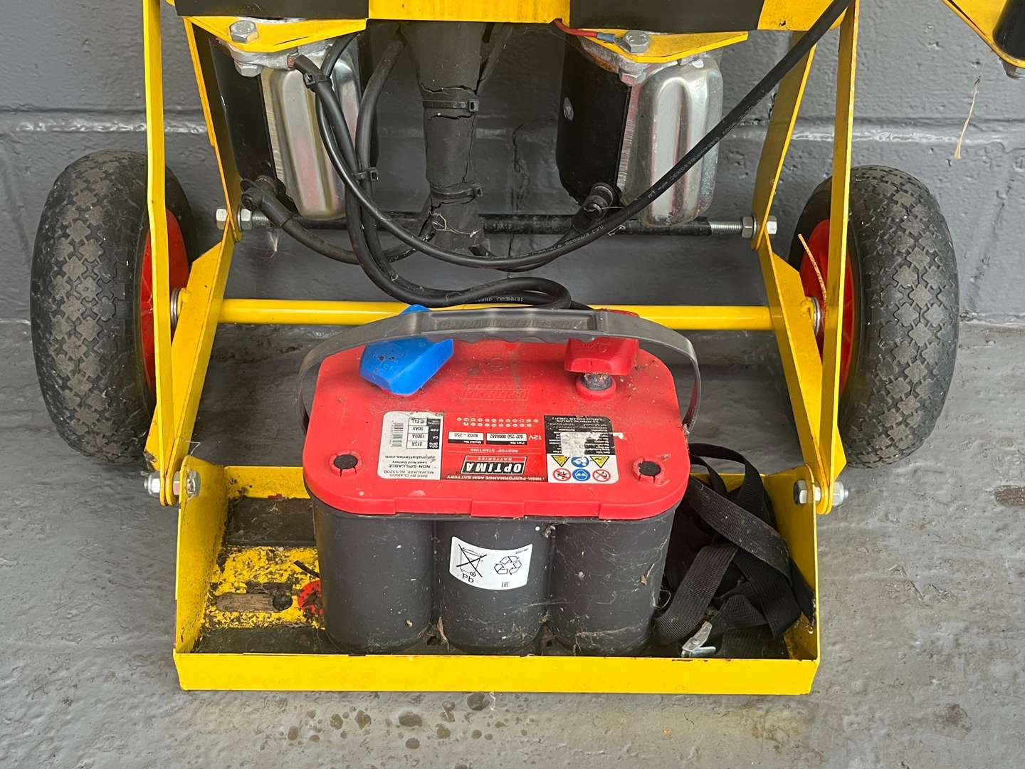 <p>Solo Motorbike Roller Starter and Battery&nbsp;</p>