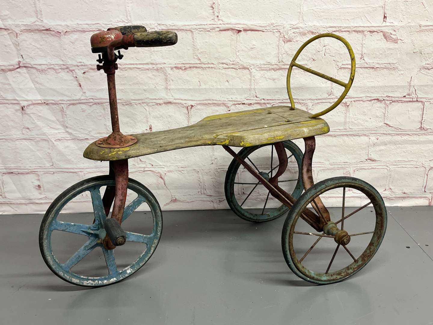 <p>Vintage Childs Tricycle</p>