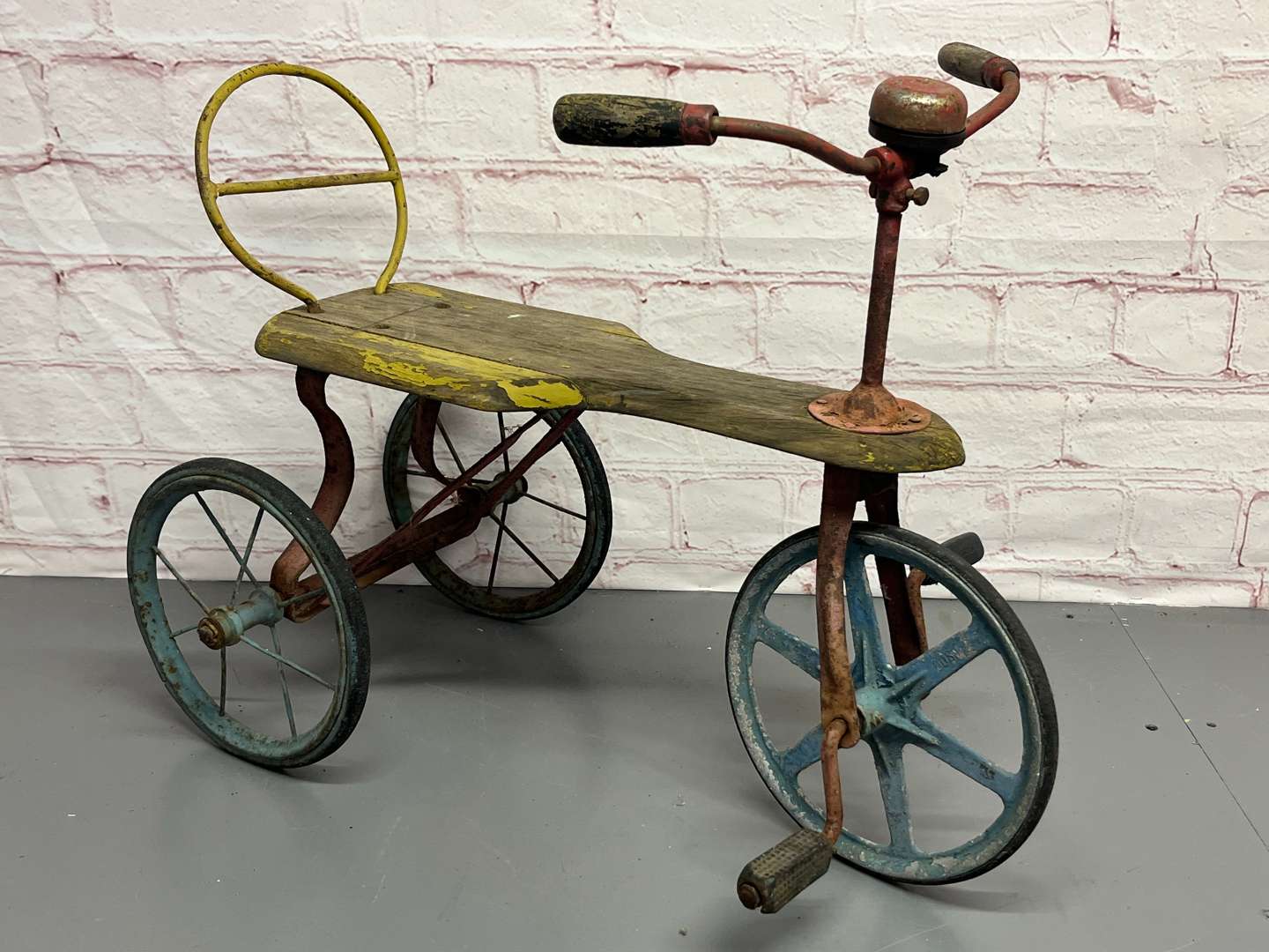 <p>Vintage Childs Tricycle</p>
