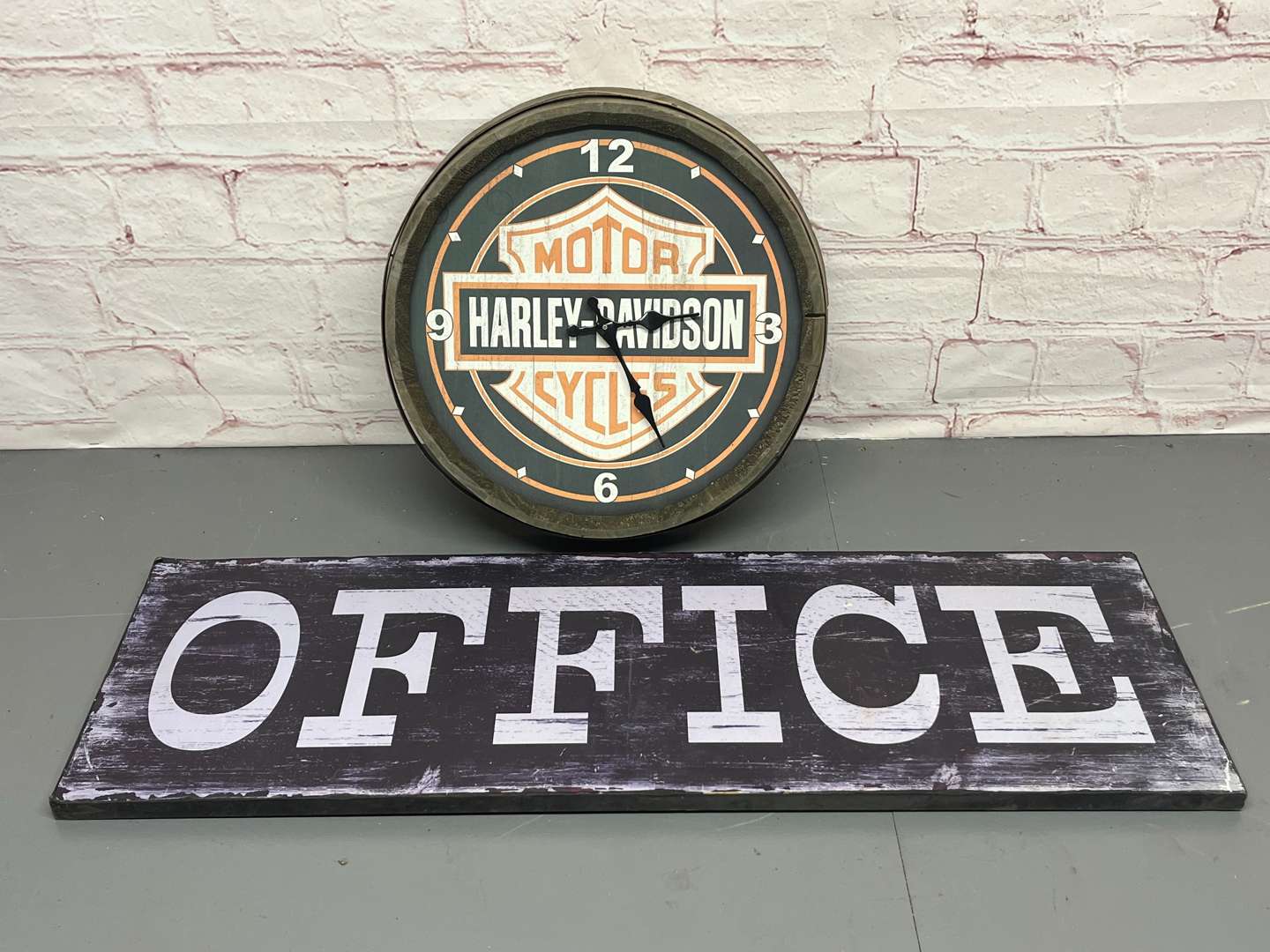 <p>Harley-Davidson Motorcycles Wall Clock & Wooden Office Sign (2)</p>