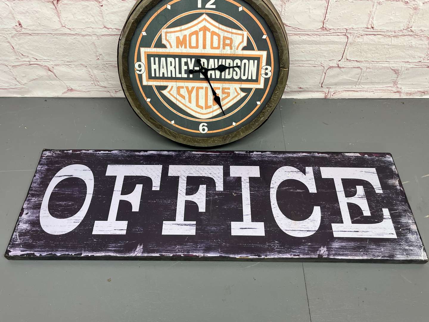 <p>Harley-Davidson Motorcycles Wall Clock & Wooden Office Sign (2)</p>