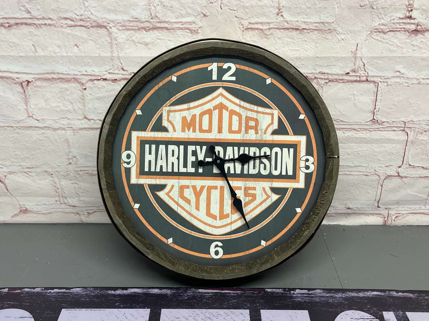 <p>Harley-Davidson Motorcycles Wall Clock & Wooden Office Sign (2)</p>