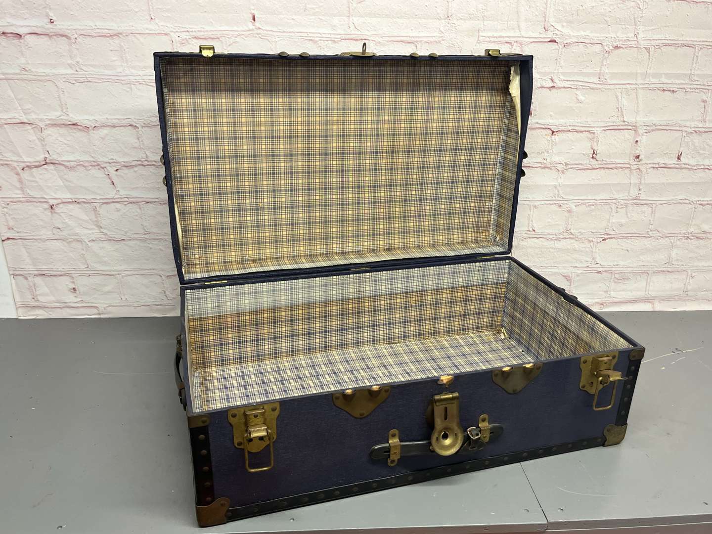 <p>Overland Rexine Travel Trunk</p>