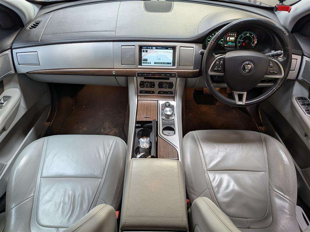 <p>2014 JAGUAR XF LUXURY D AUTO</p>