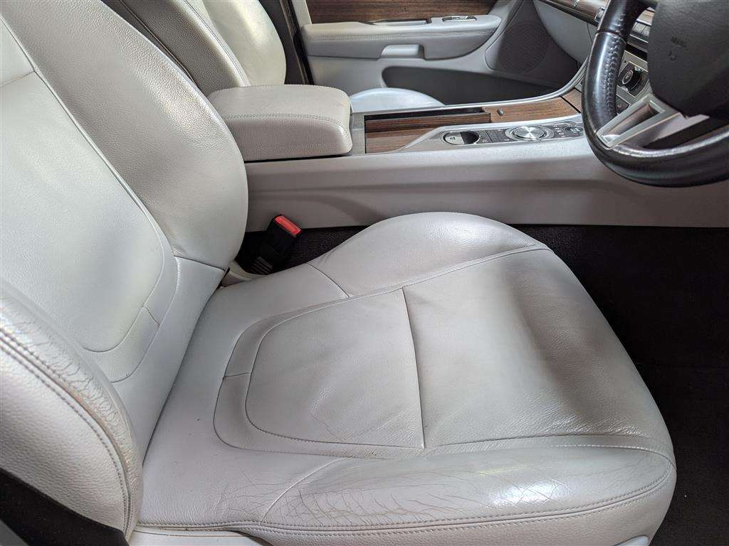 <p>2014 JAGUAR XF LUXURY D AUTO</p>