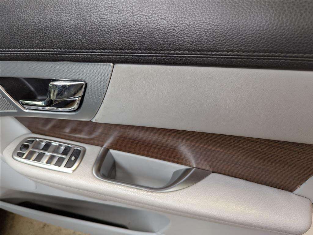 <p>2014 JAGUAR XF LUXURY D AUTO</p>