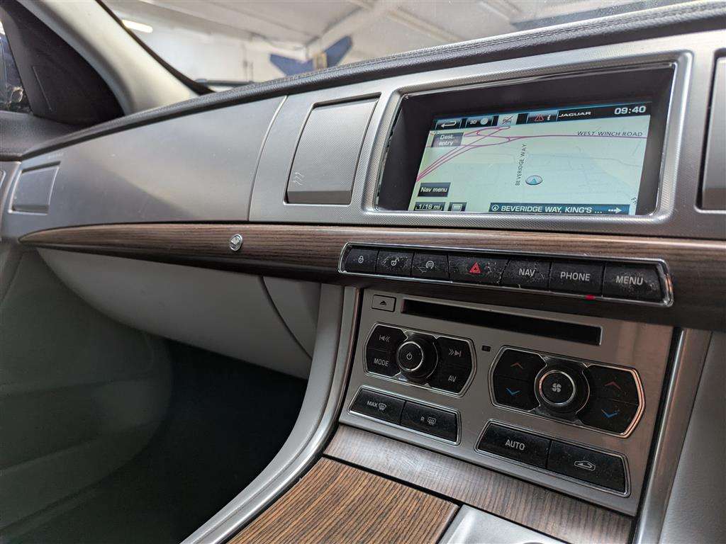 <p>2014 JAGUAR XF LUXURY D AUTO</p>