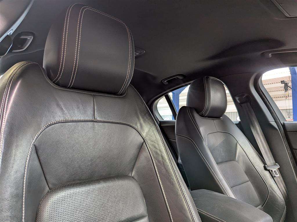 <p>2017 JAGUAR XE R-SPORT D AWD AUTO</p>
