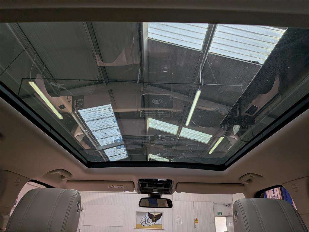 <p>2015 LAND ROVER RANGE ROVER VOGUE SE TDV6</p>