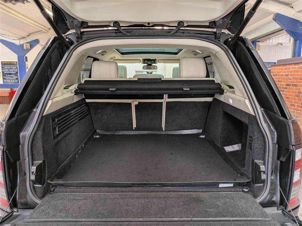 <p>2015 LAND ROVER RANGE ROVER VOGUE SE TDV6</p>