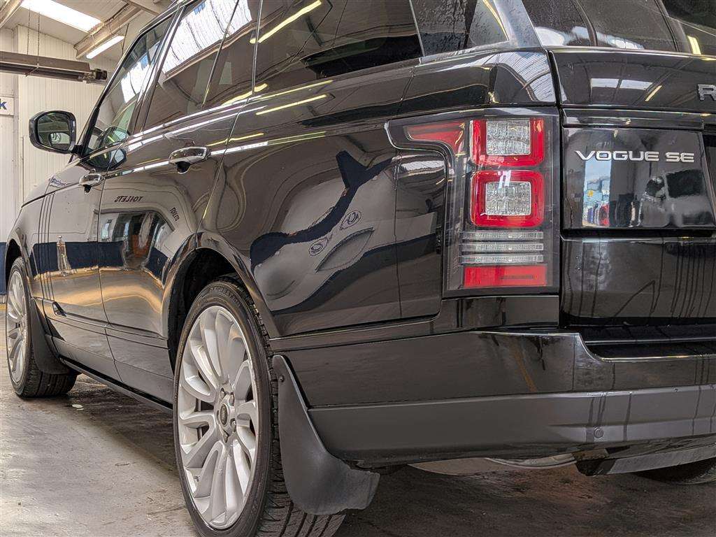 <p>2015 LAND ROVER RANGE ROVER VOGUE SE TDV6</p>