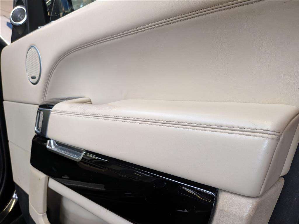 <p>2015 LAND ROVER RANGE ROVER VOGUE SE TDV6</p>