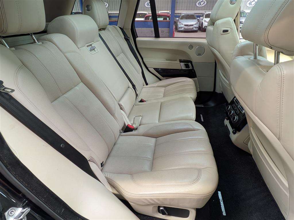 <p>2015 LAND ROVER RANGE ROVER VOGUE SE TDV6</p>