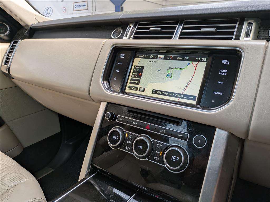 <p>2015 LAND ROVER RANGE ROVER VOGUE SE TDV6</p>