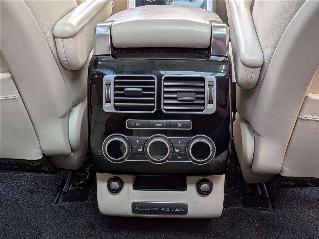 <p>2015 LAND ROVER RANGE ROVER VOGUE SE TDV6</p>