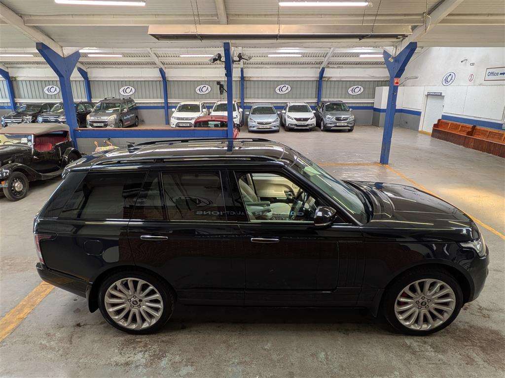 <p>2015 LAND ROVER RANGE ROVER VOGUE SE TDV6</p>