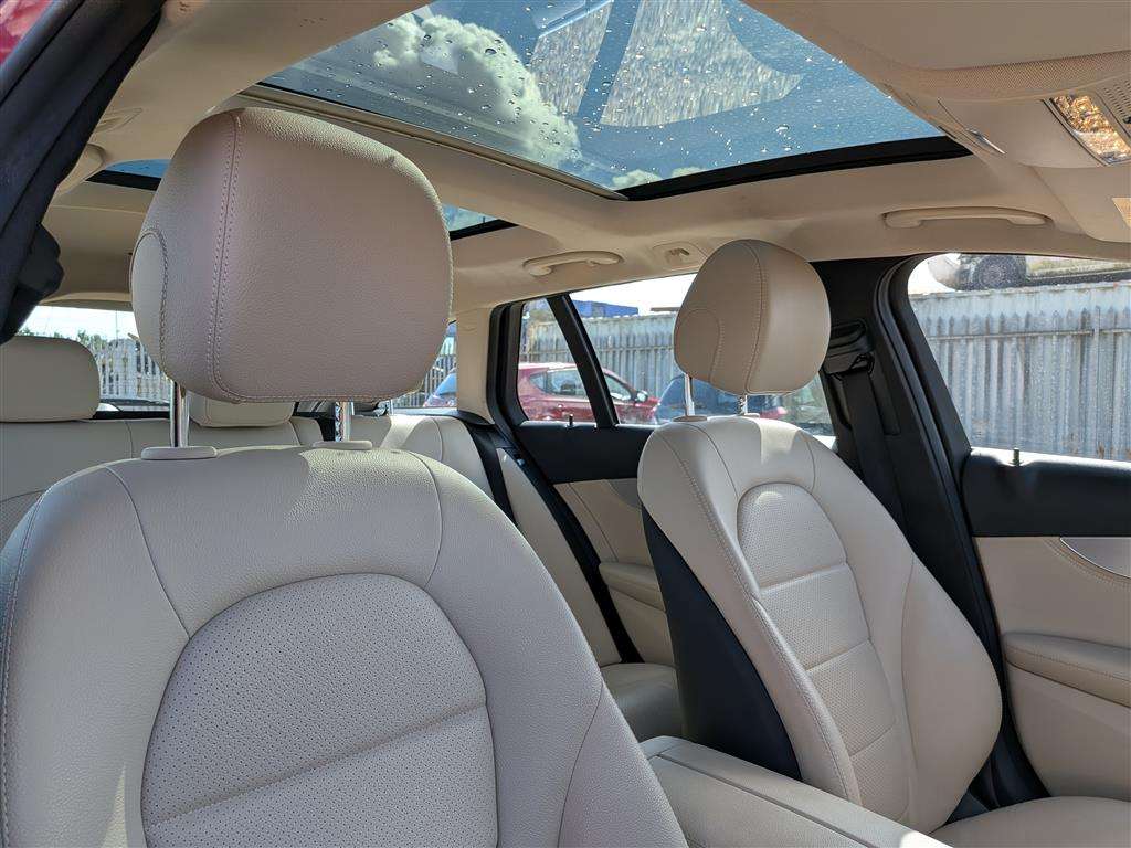 <p>2015 MERCEDES-BENZ C250 SPORT PREMIUM + BLUE</p>