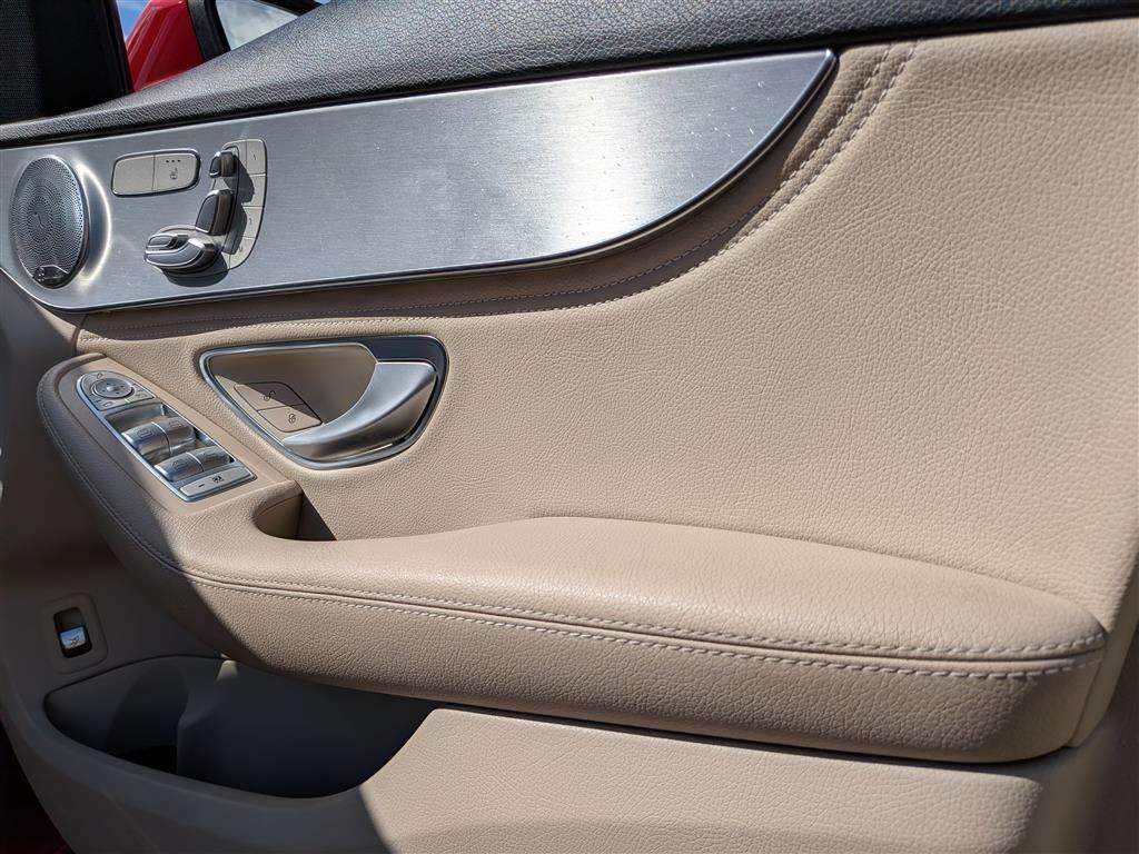 <p>2015 MERCEDES-BENZ C250 SPORT PREMIUM + BLUE</p>