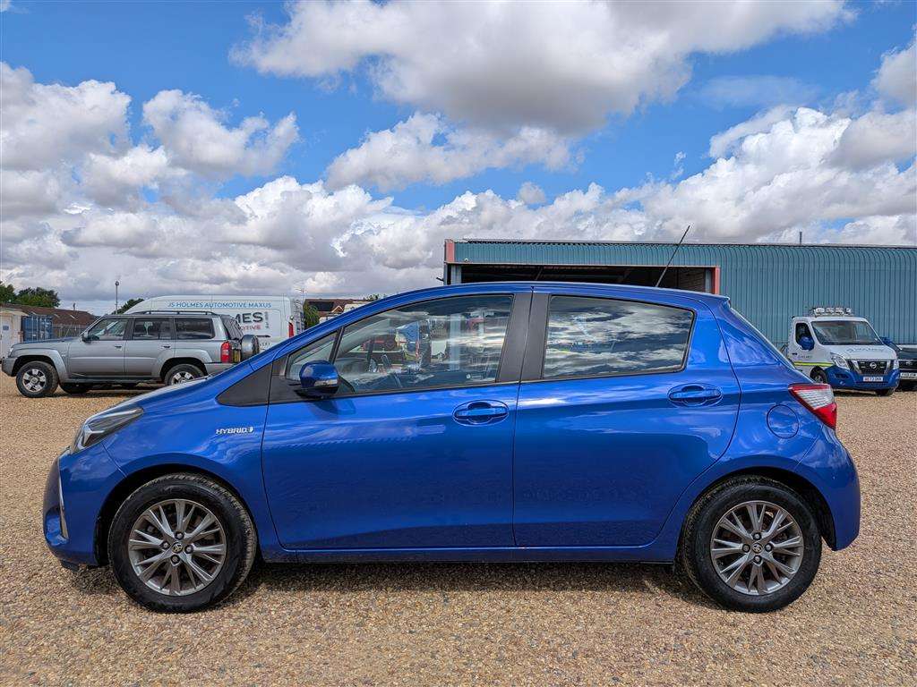 <p>2017 TOYOTA YARIS ICON TECH HYB VVT-I</p>