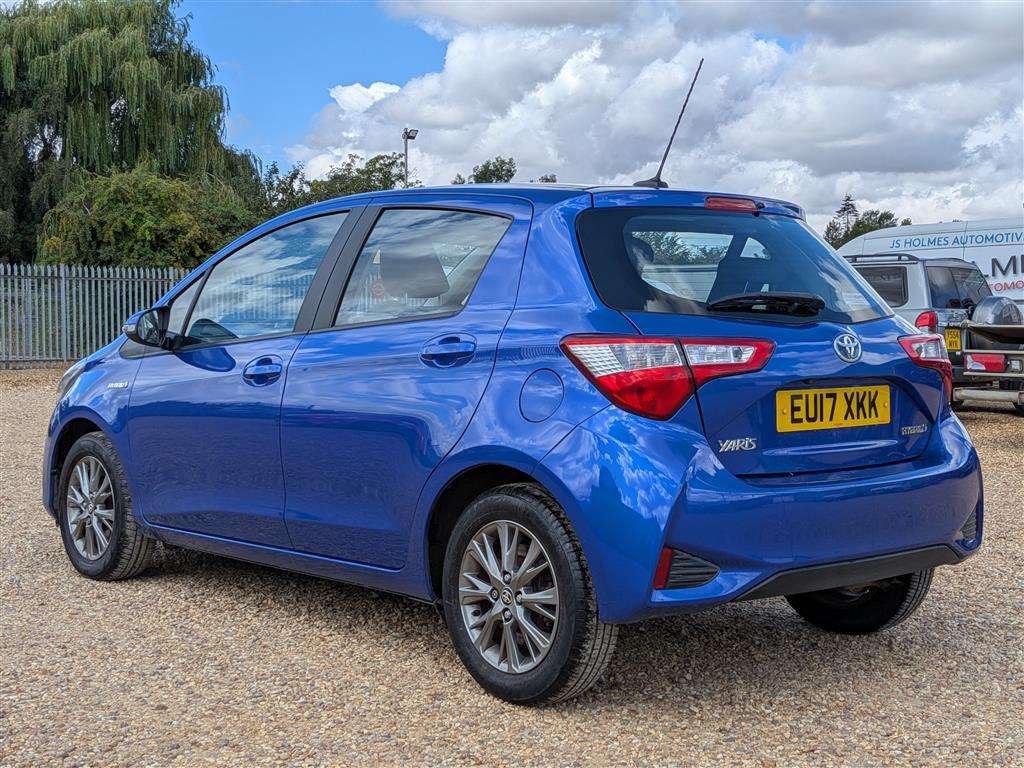 <p>2017 TOYOTA YARIS ICON TECH HYB VVT-I</p>