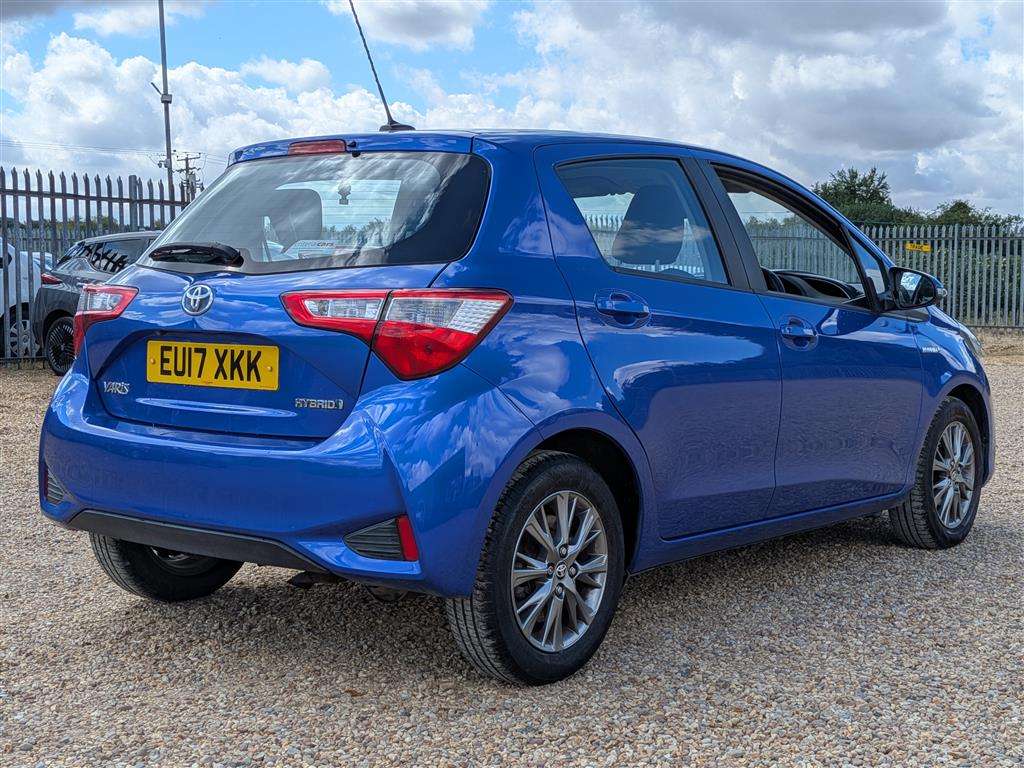 <p>2017 TOYOTA YARIS ICON TECH HYB VVT-I</p>