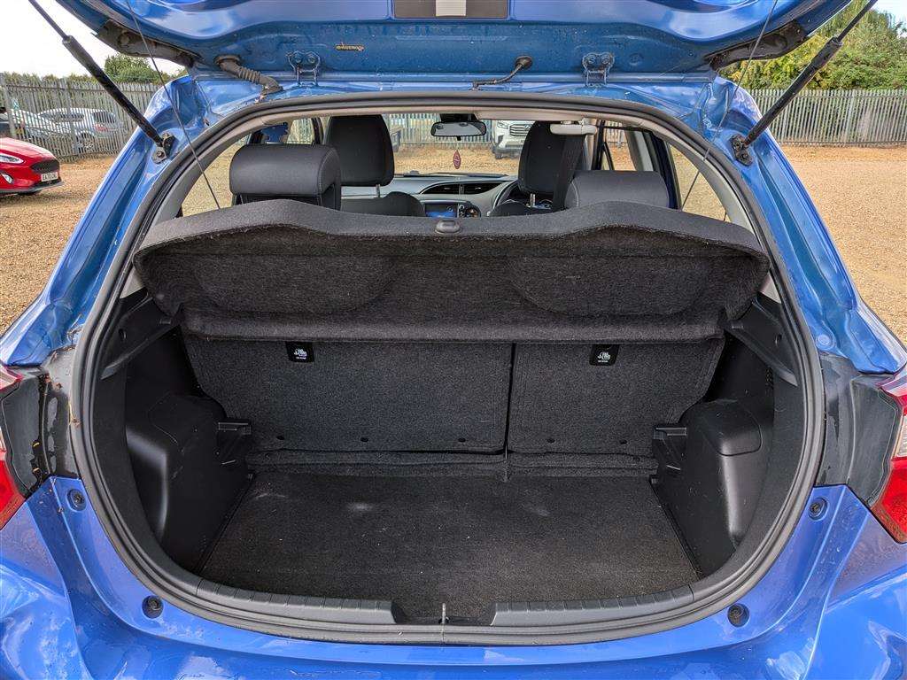 <p>2017 TOYOTA YARIS ICON TECH HYB VVT-I</p>