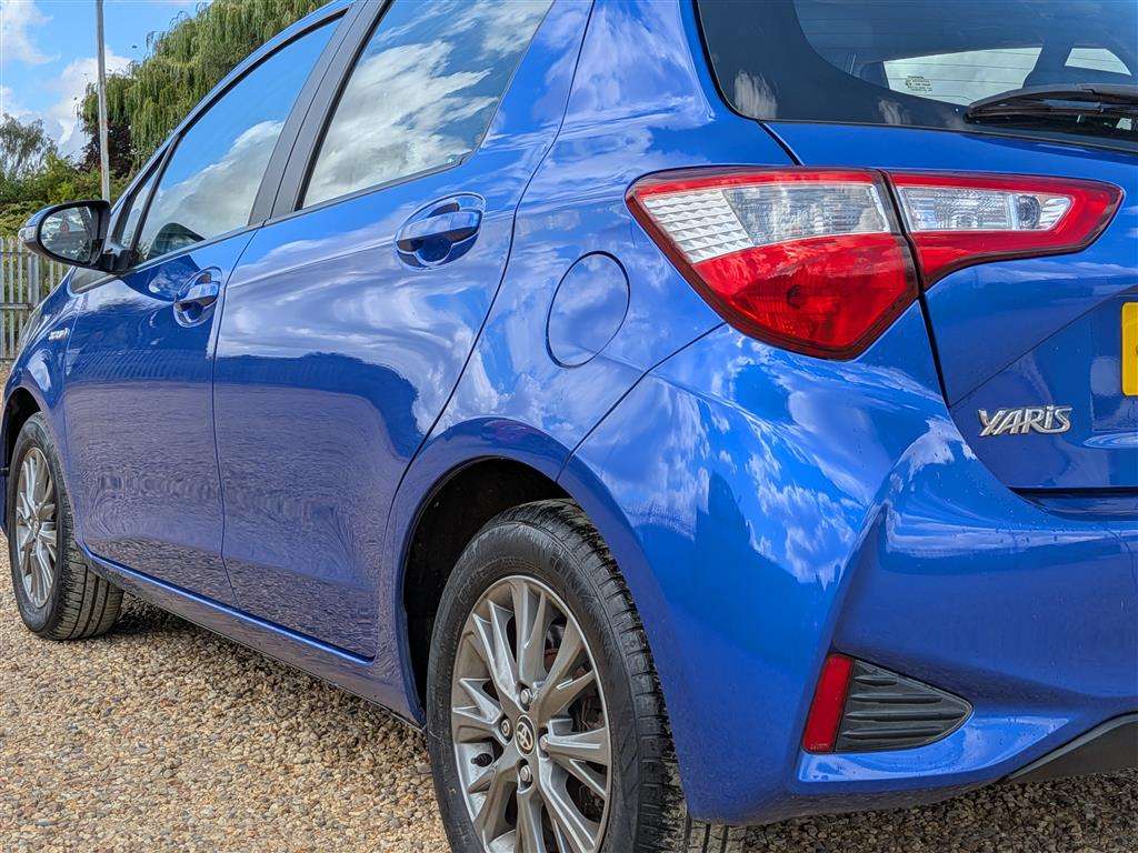 <p>2017 TOYOTA YARIS ICON TECH HYB VVT-I</p>
