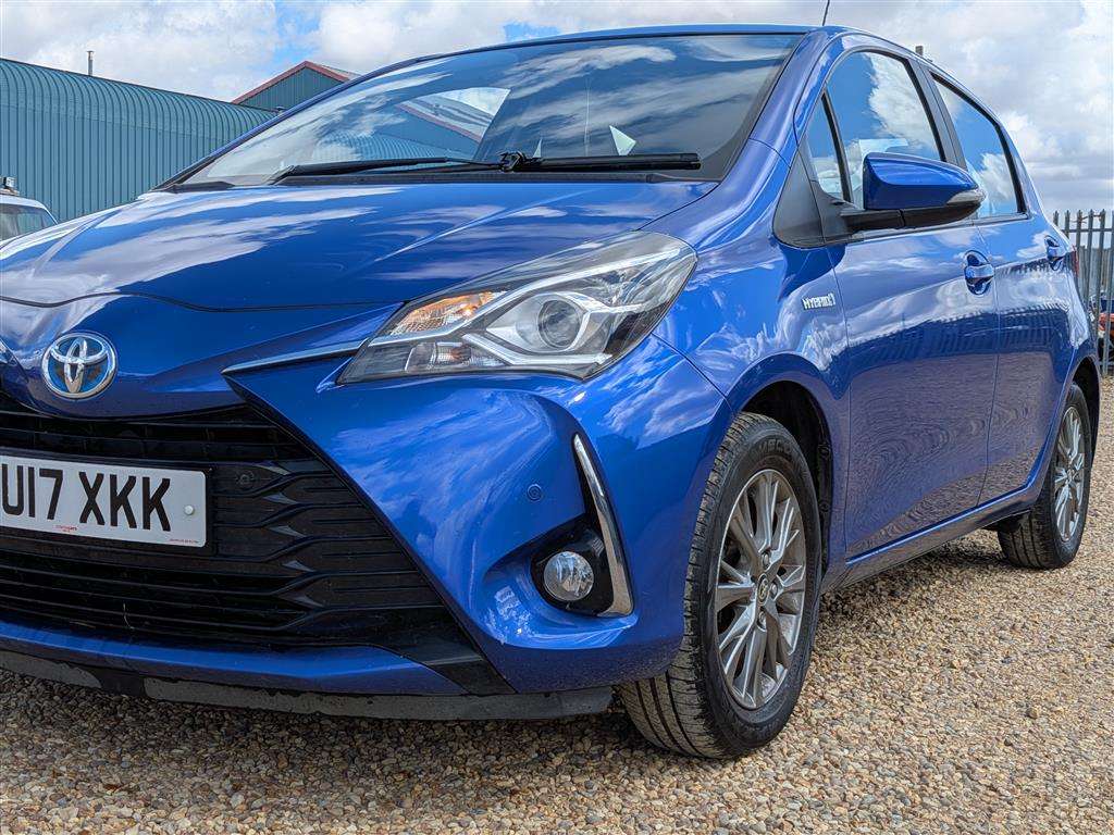<p>2017 TOYOTA YARIS ICON TECH HYB VVT-I</p>