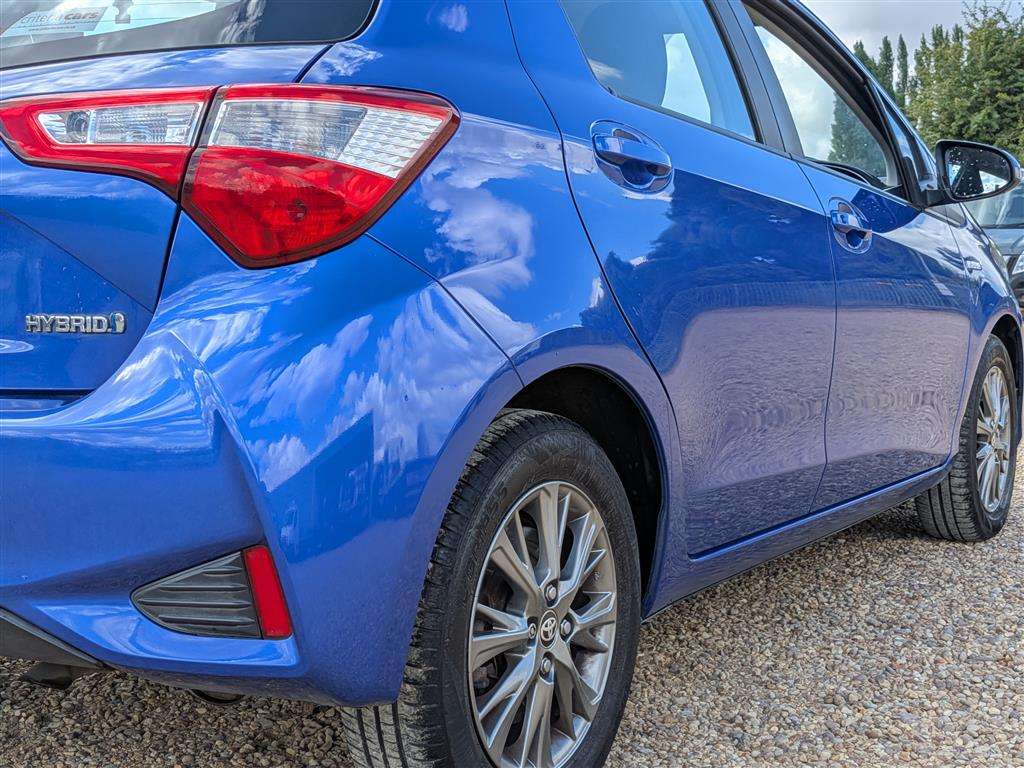 <p>2017 TOYOTA YARIS ICON TECH HYB VVT-I</p>