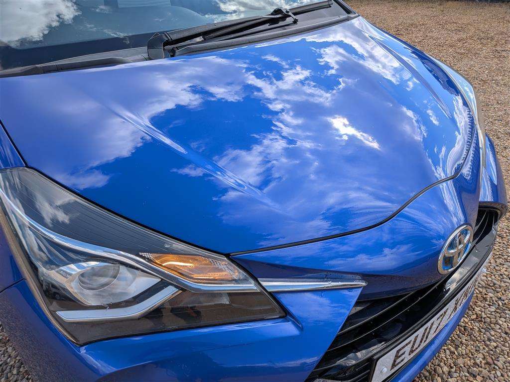 <p>2017 TOYOTA YARIS ICON TECH HYB VVT-I</p>