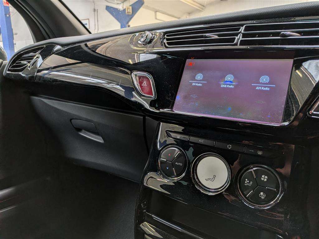 <p>2017 DS DS3 ELEGANCE PURETECH S/S</p>
