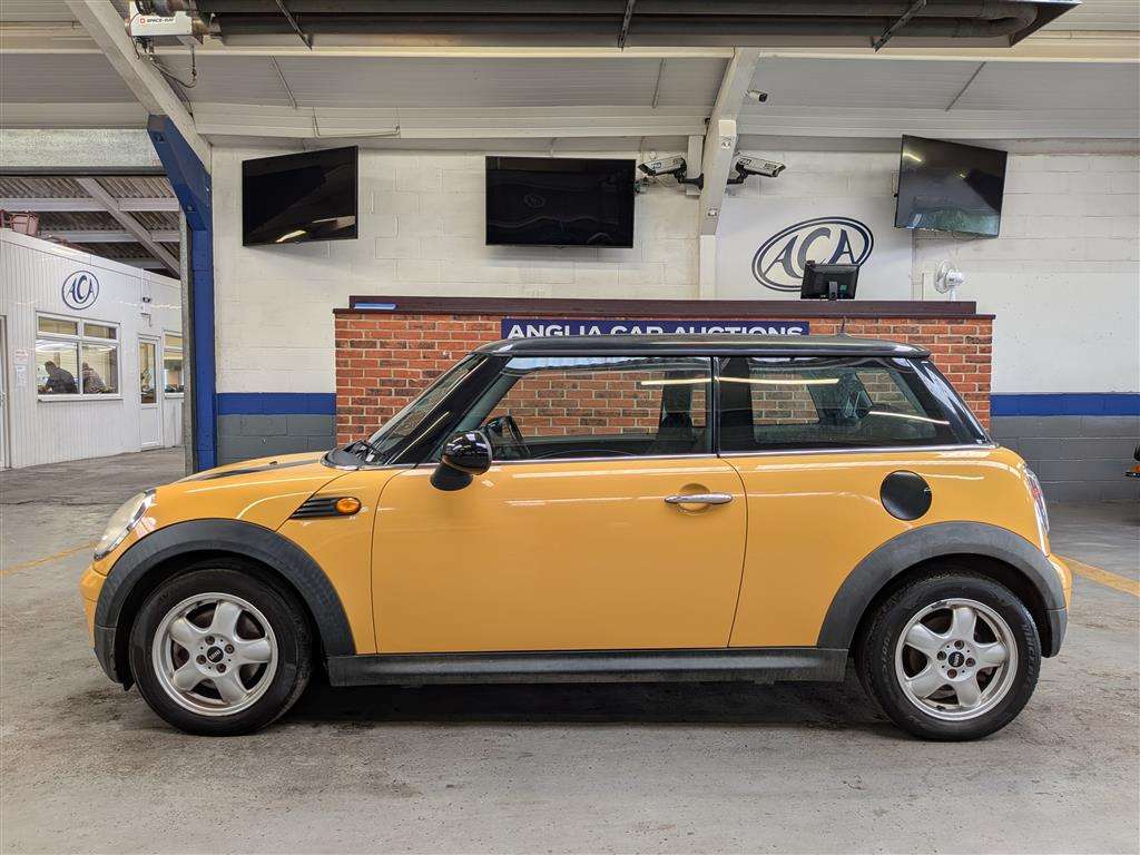 <p>2009 MINI COOPER</p>
