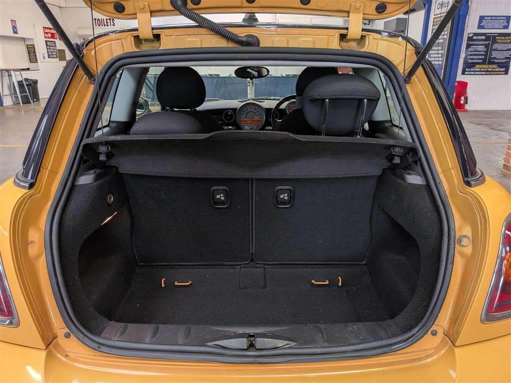 <p>2009 MINI COOPER</p>