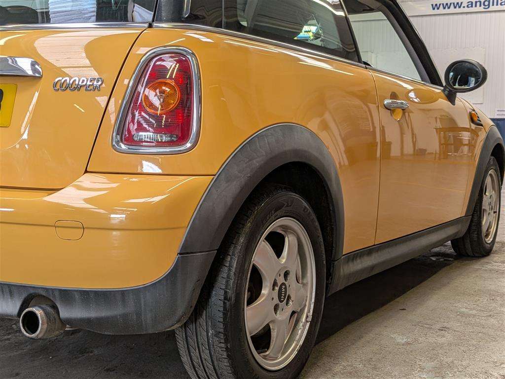<p>2009 MINI COOPER</p>