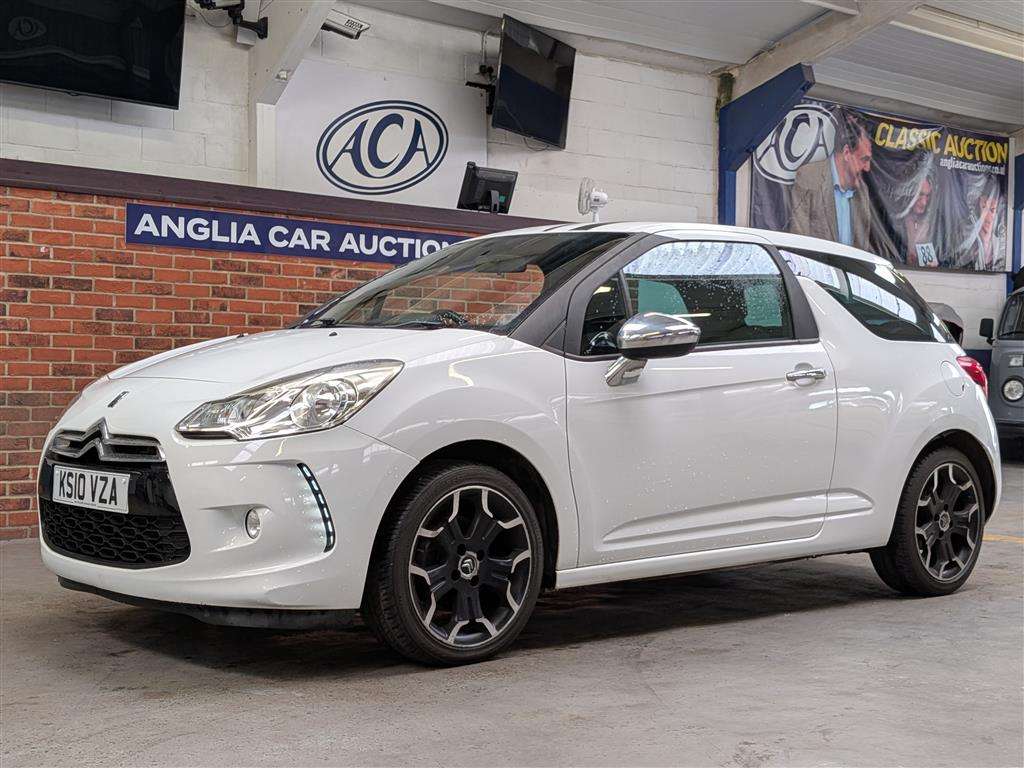 <p>2010 CITROEN DS3 BLACK & WHITE</p>