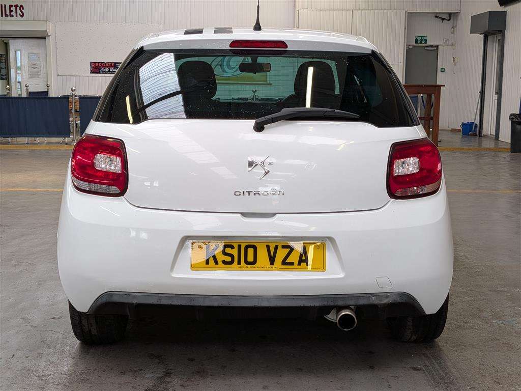 <p>2010 CITROEN DS3 BLACK & WHITE</p>