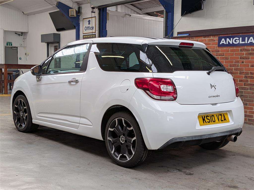 <p>2010 CITROEN DS3 BLACK & WHITE</p>