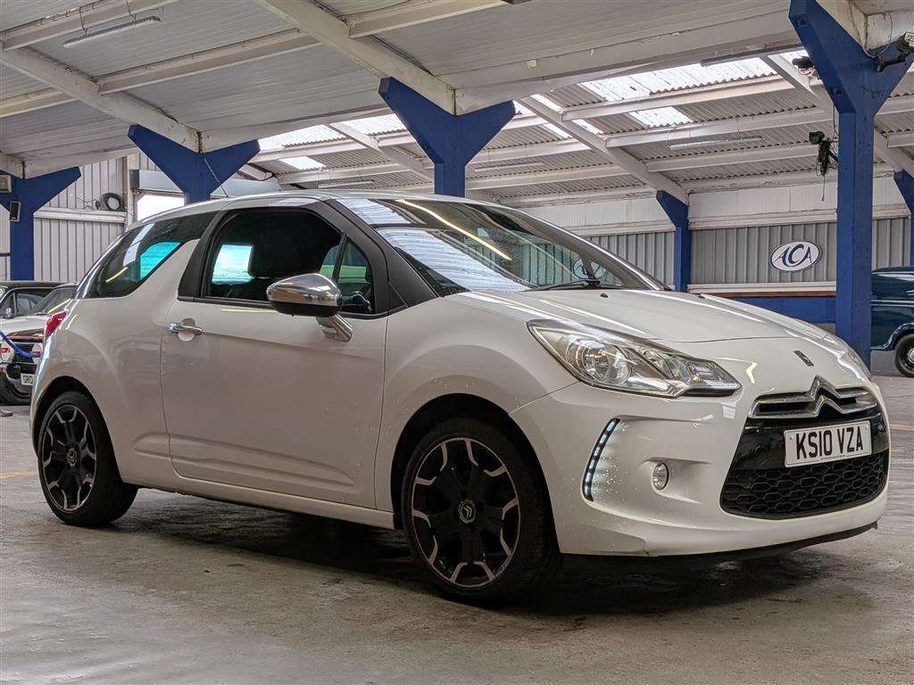 <p>2010 CITROEN DS3 BLACK & WHITE</p>
